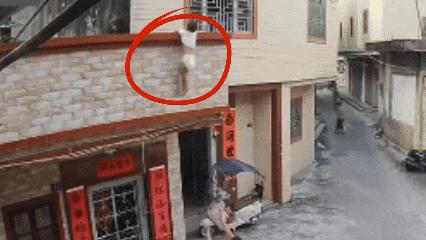 台面优配 汕尾3岁幼童从阳台坠落，女邻居徒手接住